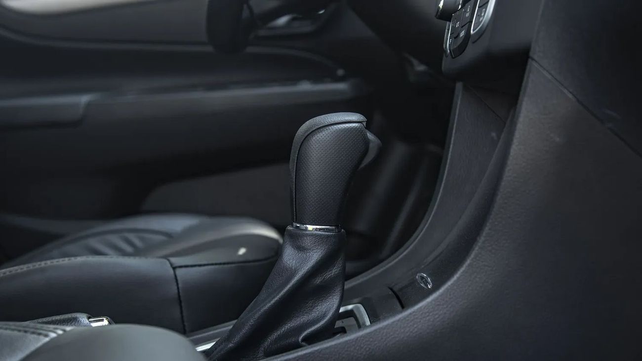 Suzuki Ciaz ALLOY RIMS, PUSH START + REAR VIEW CAMERA, SMALL DISPLAY IN CETRE VIEW MIRROR, CRUISE CONTROL