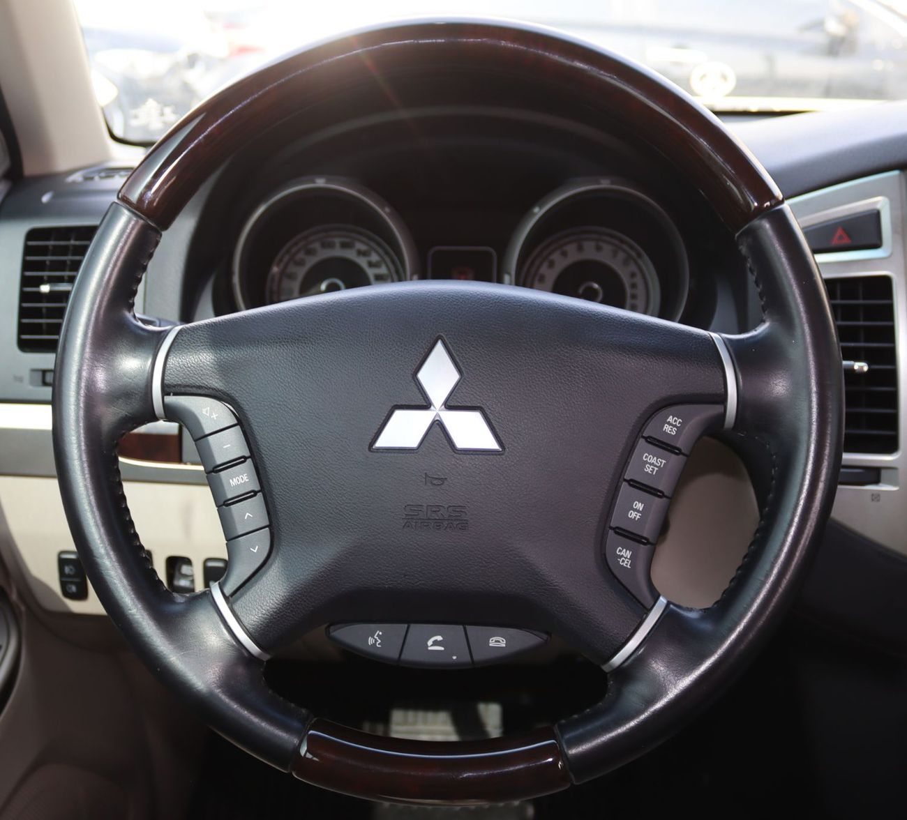 ميتسوبيشي باجيرو ميتسوبيشي باجيرو 2020- خليجى - بدون حوادث -  3.8L - (6)V -عدد7مقاعد - بحاله ممتازه