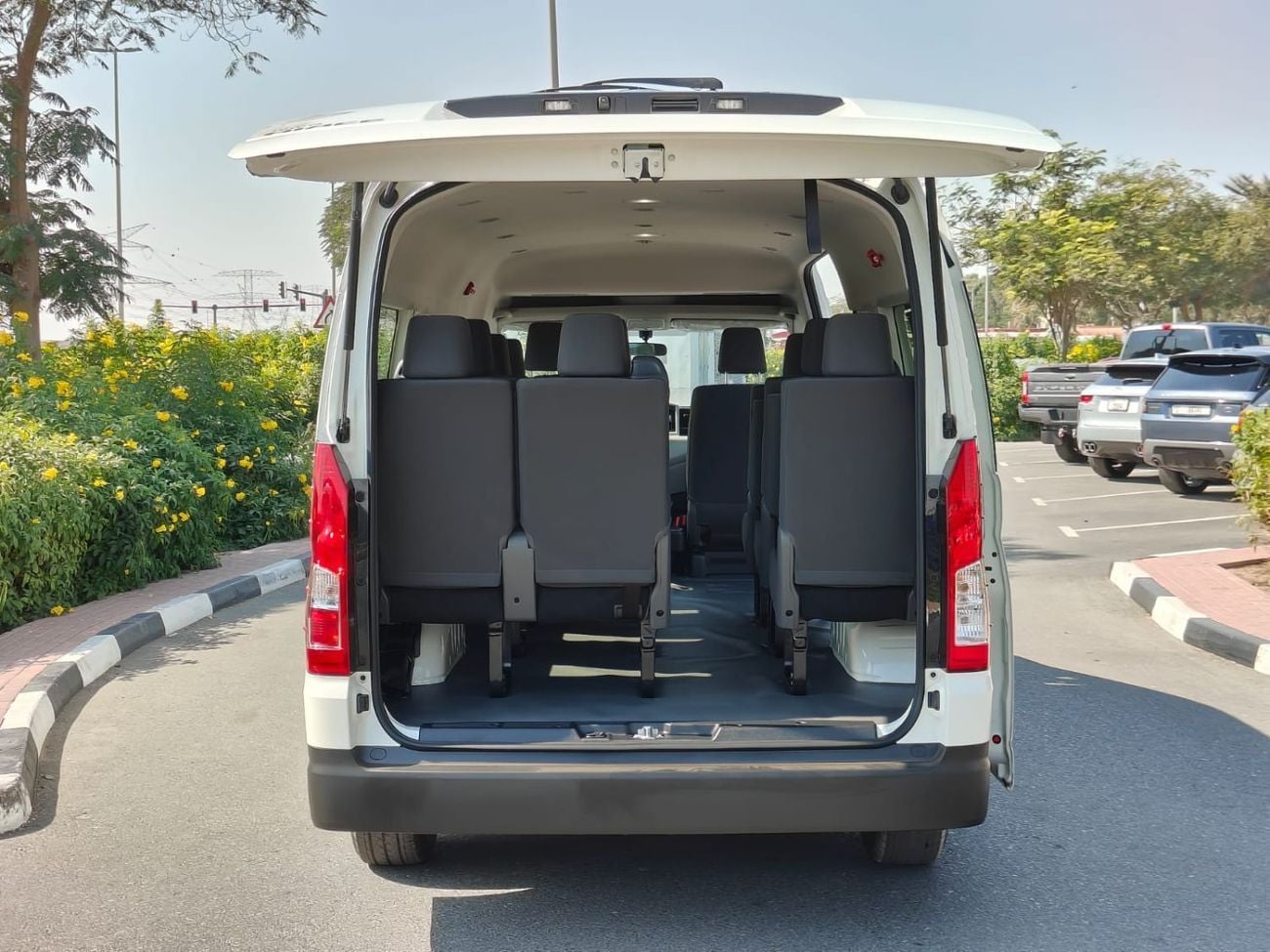 تويوتا هاياس 2026 Toyota Hiace DX 13-Seater 3.5L V6 Petrol M/T (3-Point Seatbelts) For Local