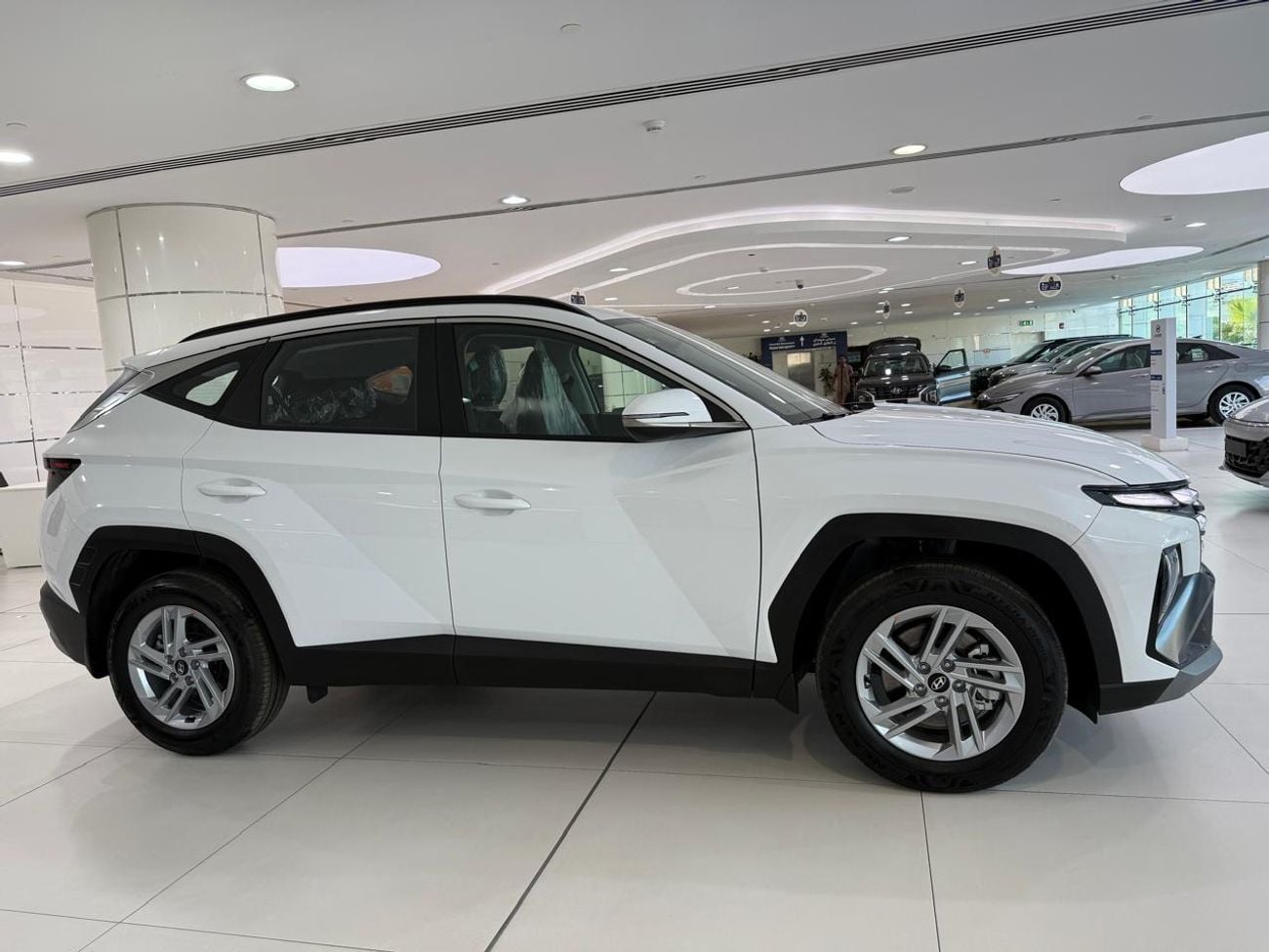 هيونداي توسون 2.0L PETROL V4 / AUTO REAR DOOR / LETAHER SEATS / FULL OPTION