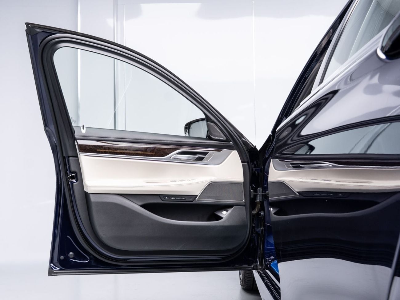 بي أم دبليو 760Li BUY NOW, PAY 2027 | THE BLACKLINE STANDARD | 2027 BMW Warranty + Service Contract, GCC
