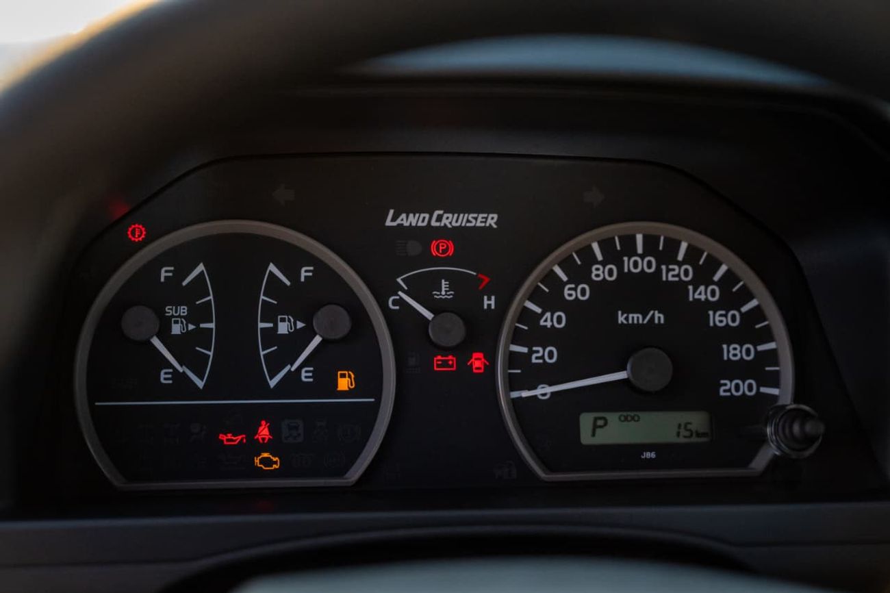 تويوتا لاند كروزر بيك آب 4.0L Single Cabin | Automatic | Petrol | Four Wheel Drive | 2 Doors | V6