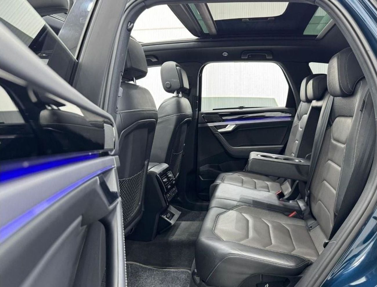 فولكس واجن طوارق R-Line 3.0L AWD 2020 Volkswagen Touareg R-Line Black Edition, 1 Year Warranty, Full Agency Service H