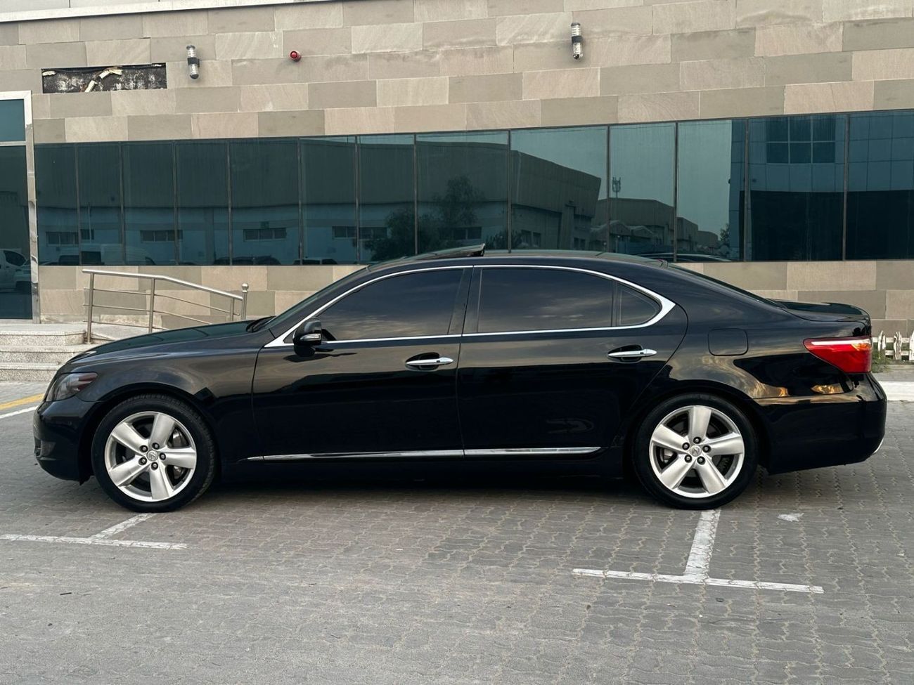 Lexus LS460 Lexus LS460L Model: 2010 Mileage: 152,000 miles Price: 32,000 dirhams Gulf specification  Full optio