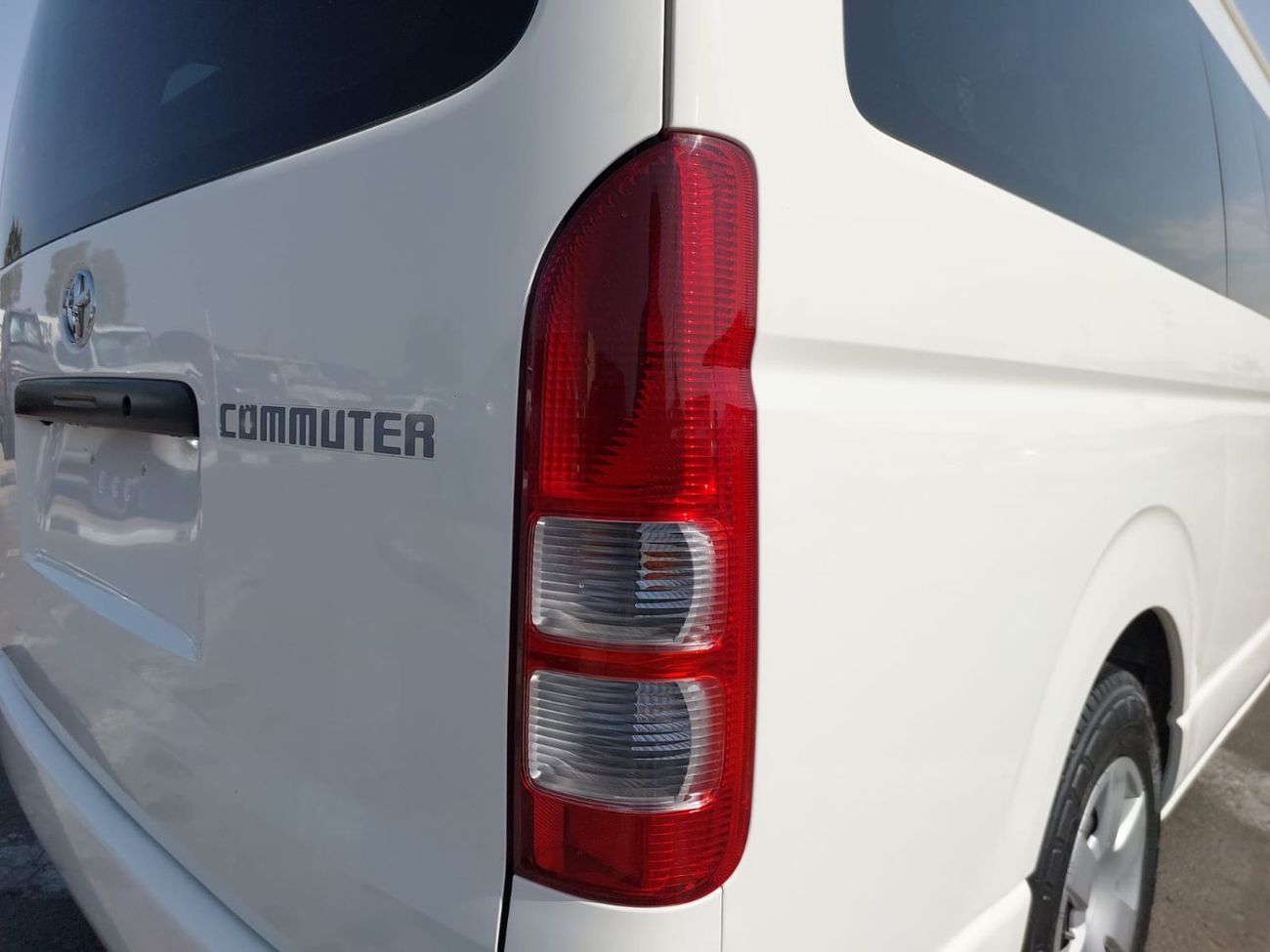 تويوتا هاياس TOYOTA HIACE COMMUTER VAN RHD 2015 MODEL 3.0 L DIESEL AUTOMATIC(PM26086)