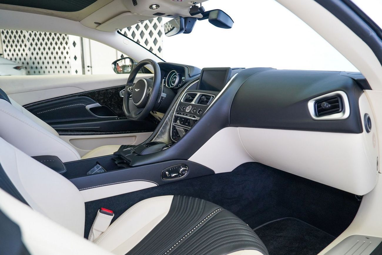 أستون مارتن DB11 Std 4.0L