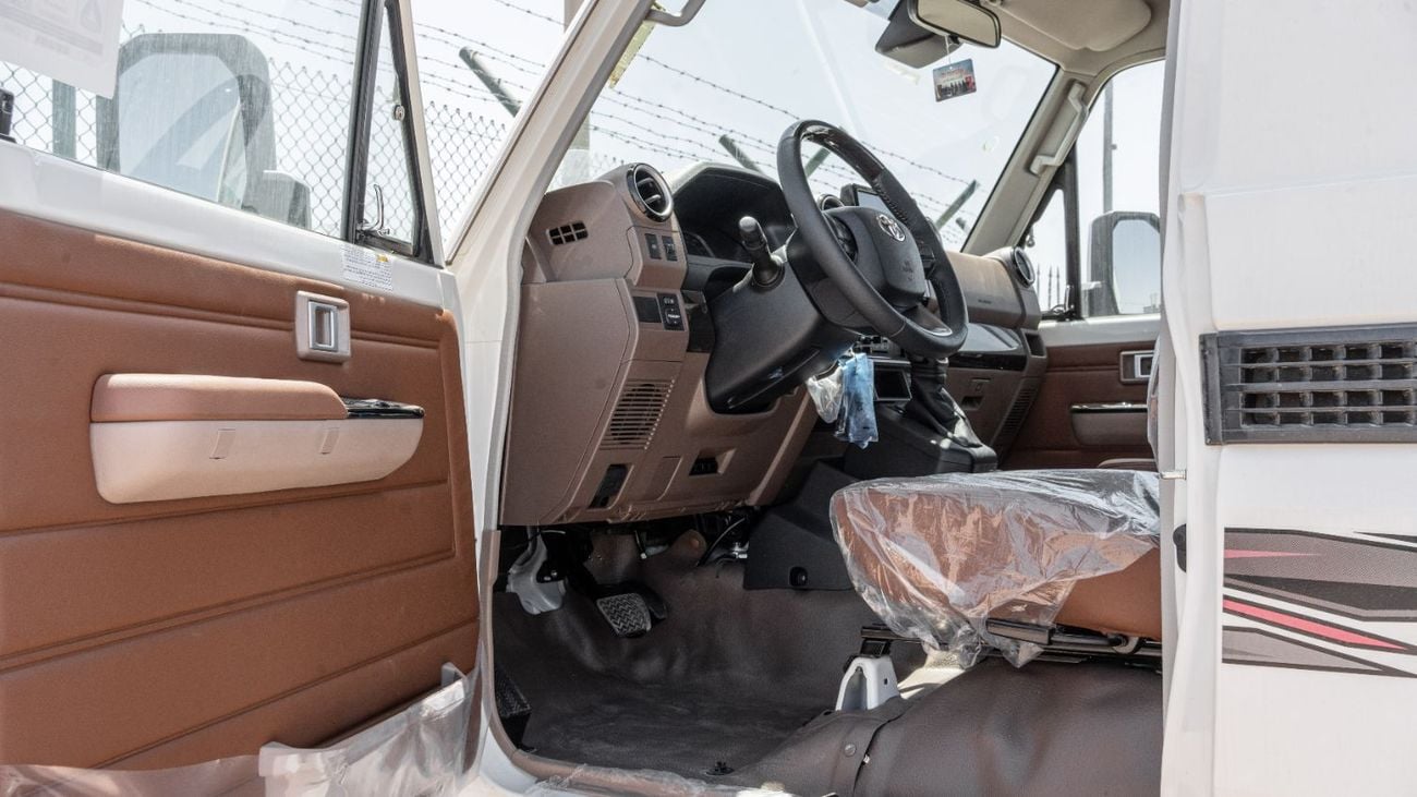 تويوتا لاند كروزر بيك آب 2026 Toyota Land Cruiser LC79 4.0L AT Petrol Full Option (White-Brown)