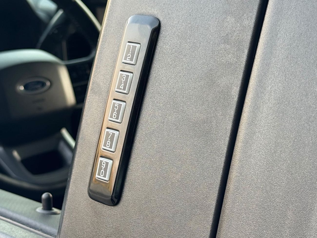 فورد F 150 XLT محرك V8 سعة 5.0 لتر / دفع رباعي / رادار / مساعد الطريق / لوحة عدادات إلكترونية / شاشة كبيرة