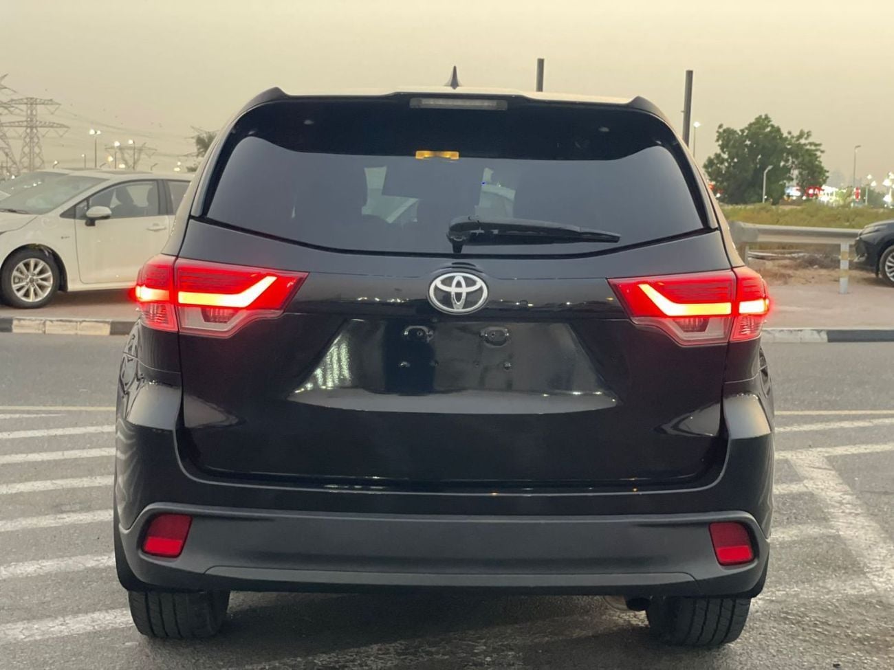 Toyota Highlander LE (NON GCC) 2017 Toyota Highlander MidOption - 3.5L V6 - 4x4 AWD - Full 7 Seater - Trunk Auto