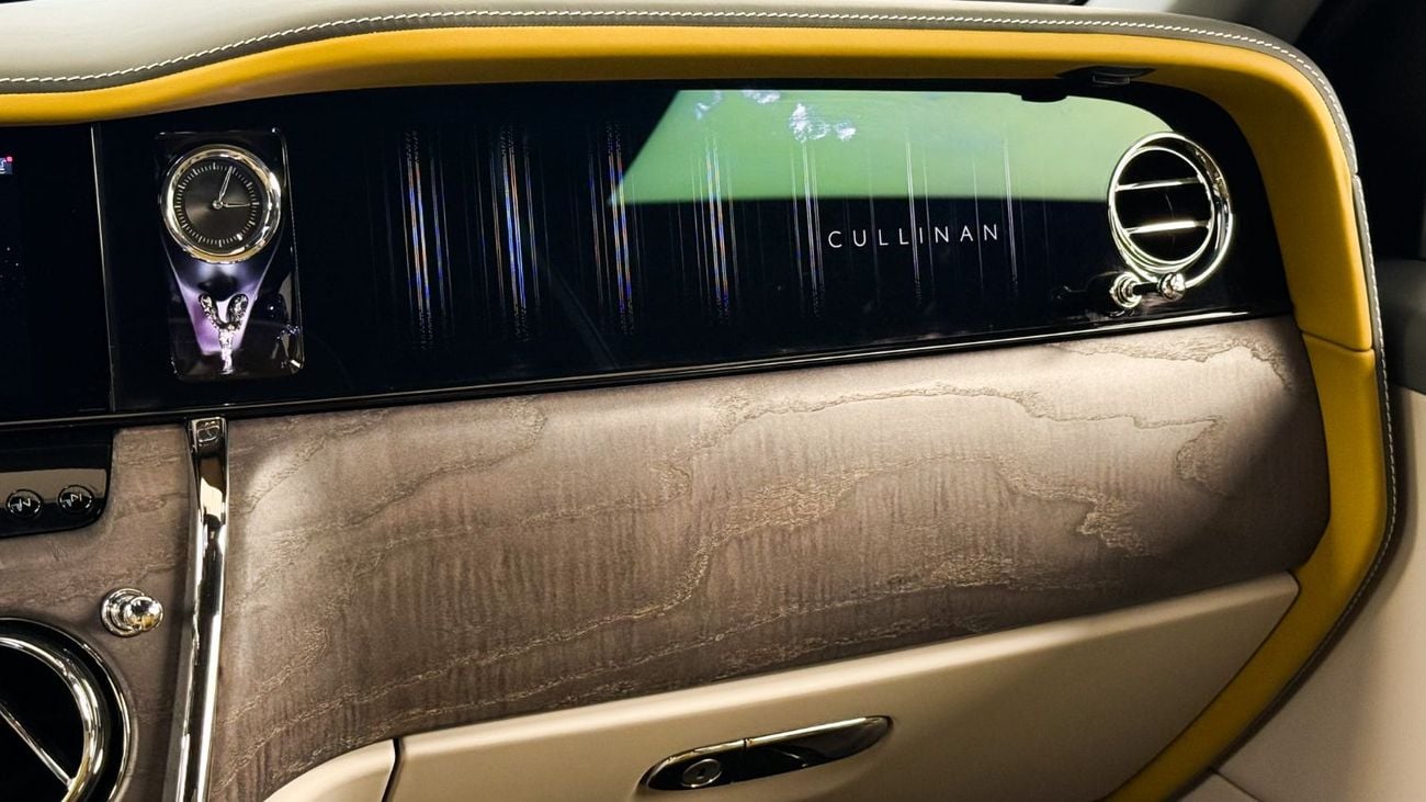 Rolls-Royce Cullinan Rolls Royce Cullinan Silver Badge - 2025 - Bespoke Color Edition