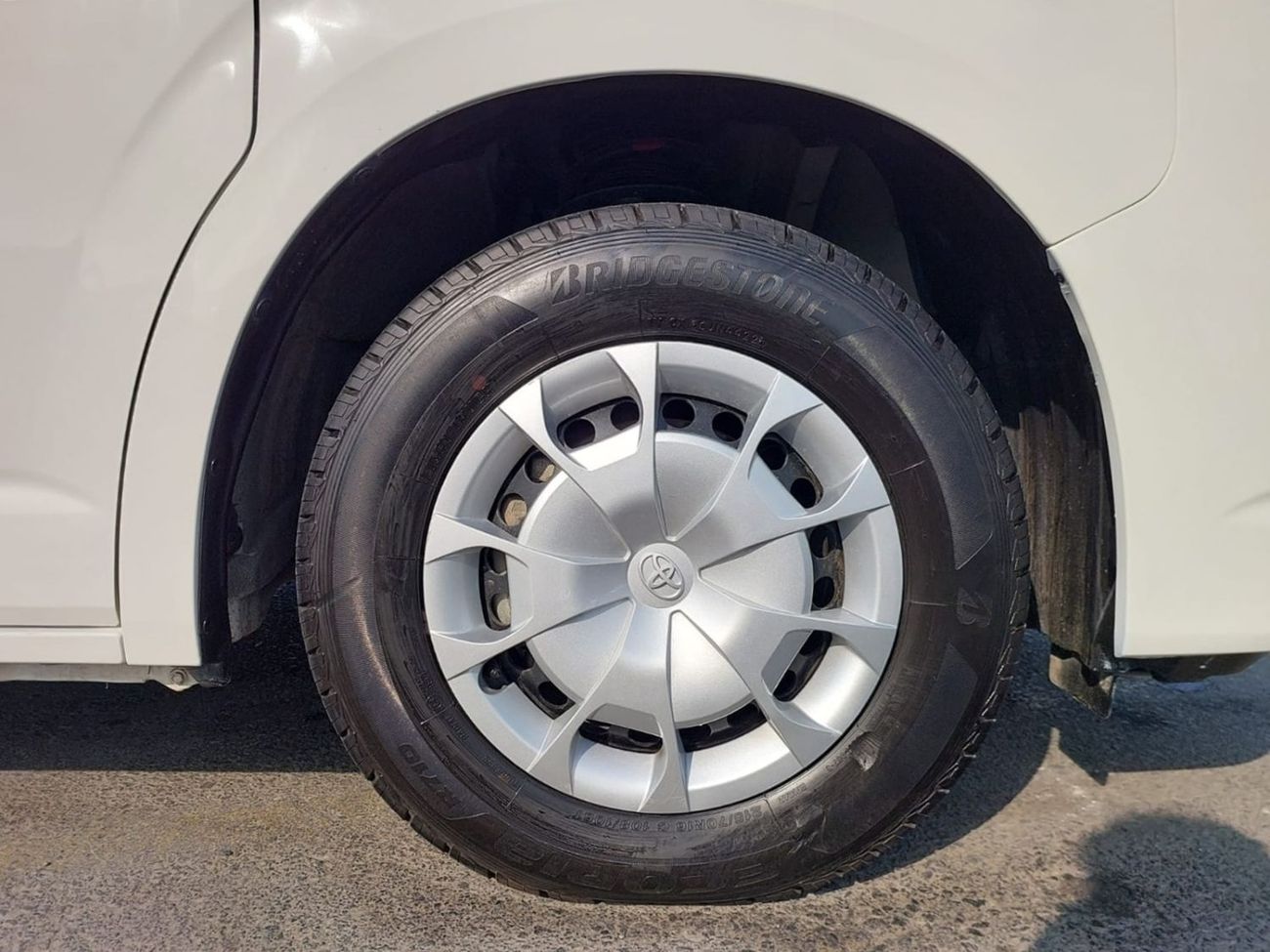 Toyota Hiace (RAMADAN OFFER) TOYOTA HIACE COMMUTER VAN RHD 2023 MODEL 2.8 L DIESEL AUTOMATIC(PM21193)