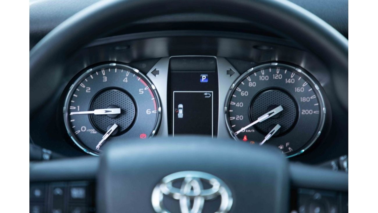 Toyota Hilux 2023 Toyota Hilux 4x4 DC 2.4 HI - Pearl White inside Maroon