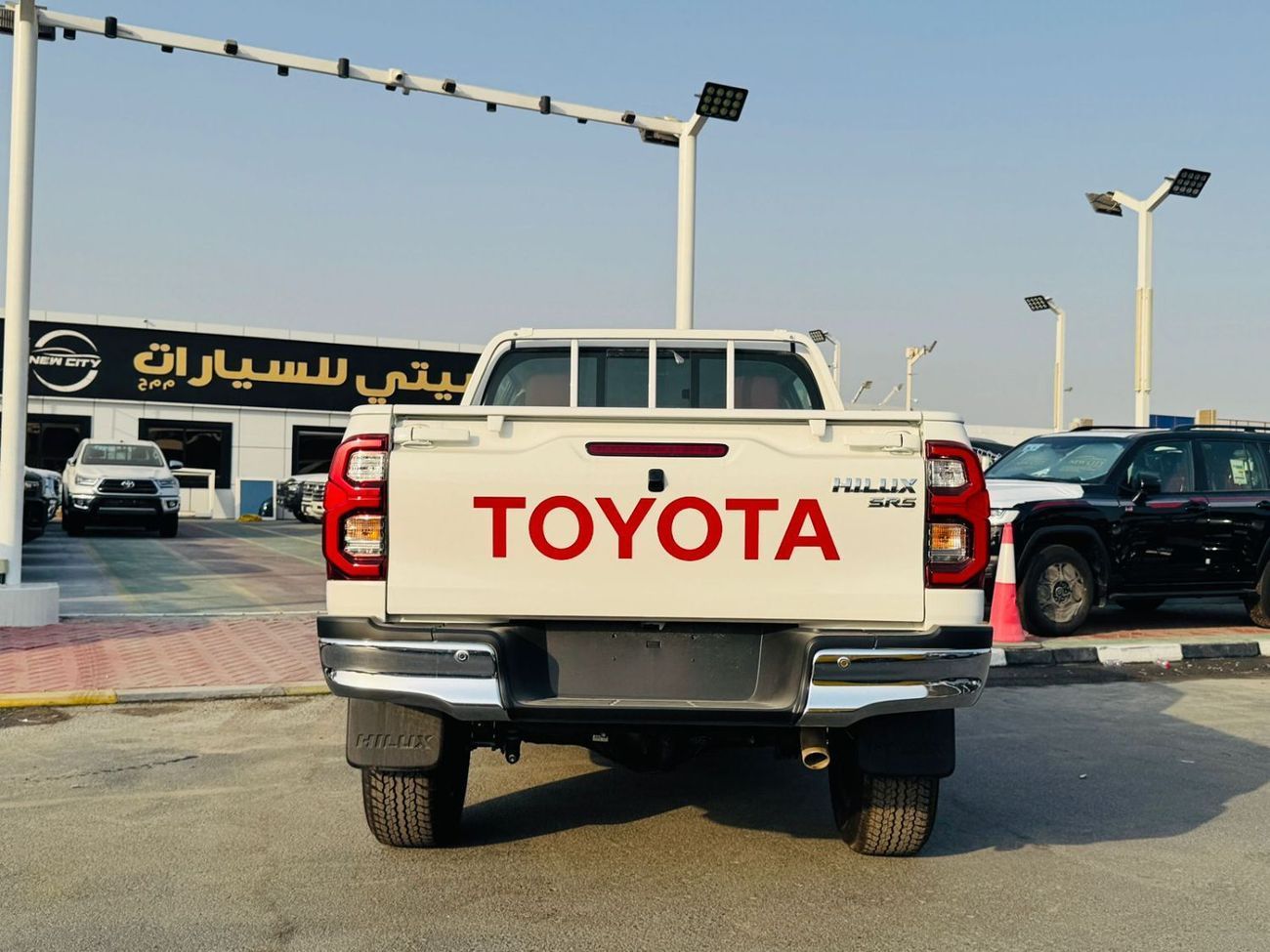 Toyota Hilux TOYOTA HILUX 2.7L PTR MID/O A/T WHITE 2025