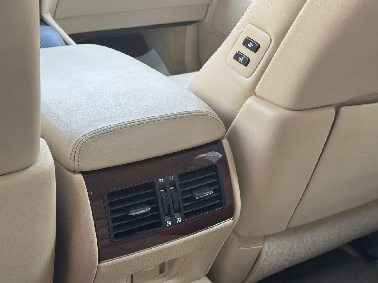 لكزس LS 460 كبيرة / محرك V8 سعة 4.6 لتر / مصابيح زينون ثلاثية / مقاعد تبريد وتدفئة / أبواب ناعمة الإغلاق / بحالة