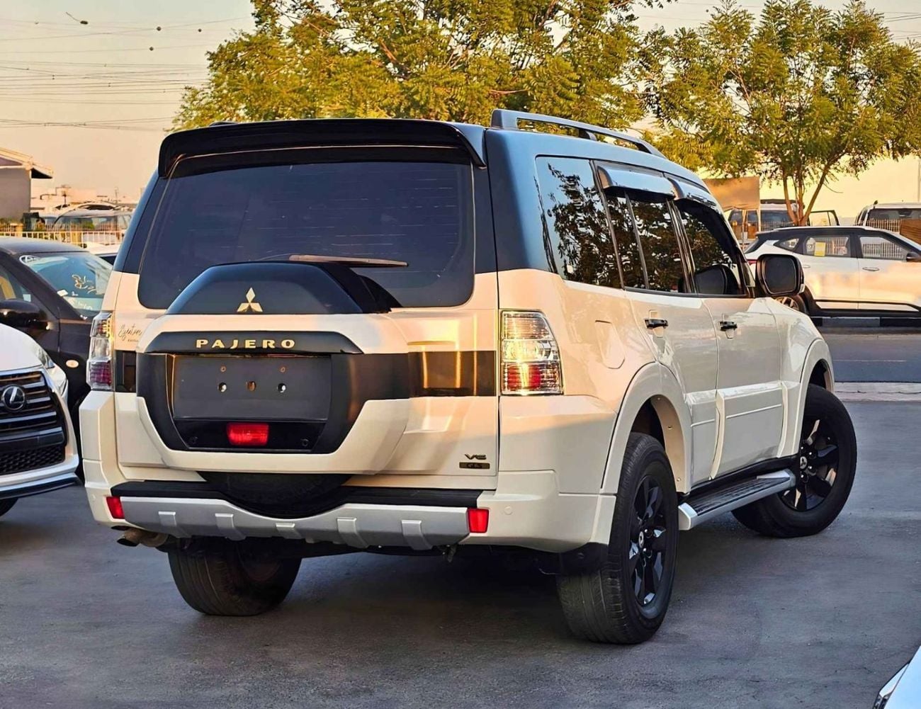 ميتسوبيشي باجيرو SIGNATURE EDITION / SUNROOF / LEATHER SEATS / BLACK EDITION RIMS