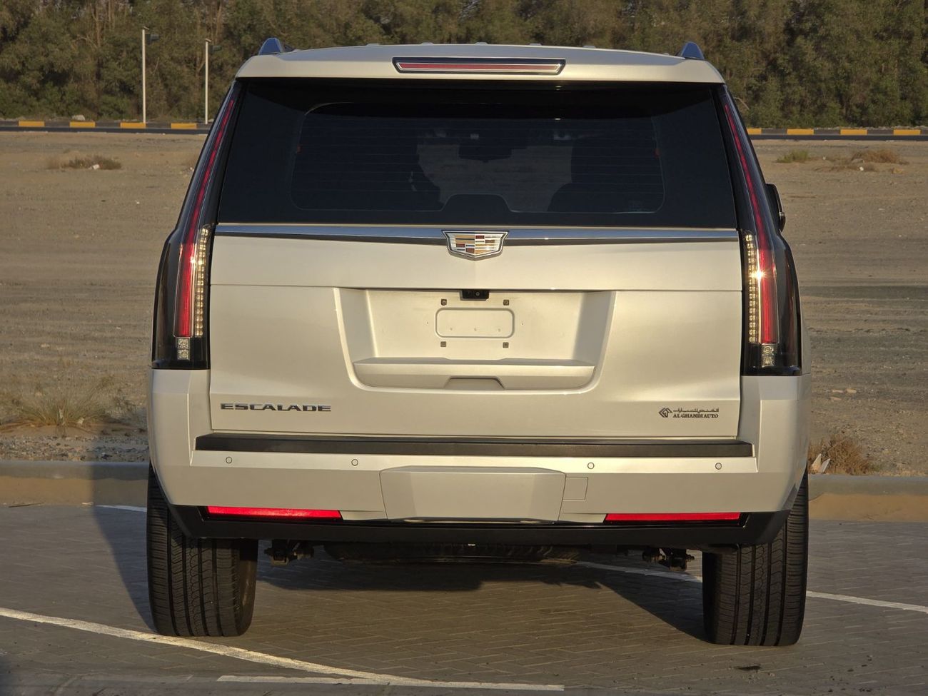 Cadillac Escalade Platinum 6.2L CADILLAC ESCALADE 2018 GCC 2KEYS // ORGINAL PAINT // GOOD CONDITION INSIDE OUT SIDE