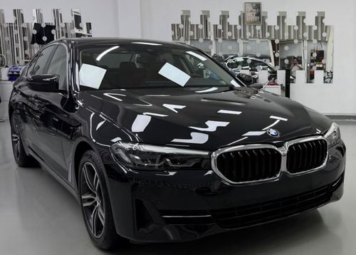 بي أم دبليو 520i EXCLUSIVE PLUS شركة خليجية .. سجل صيانة كامل .. حالة ممتازة .. 4 سلندر