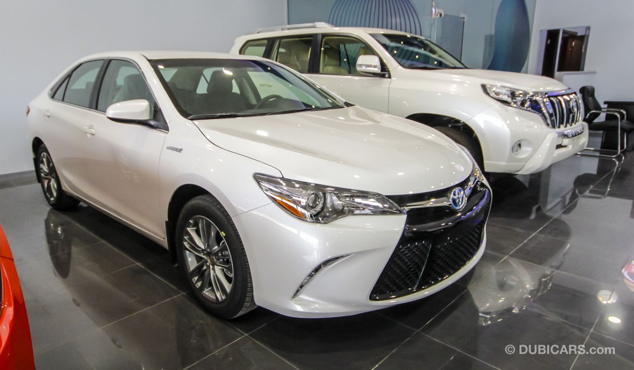 Toyota Camry SE Hybrid