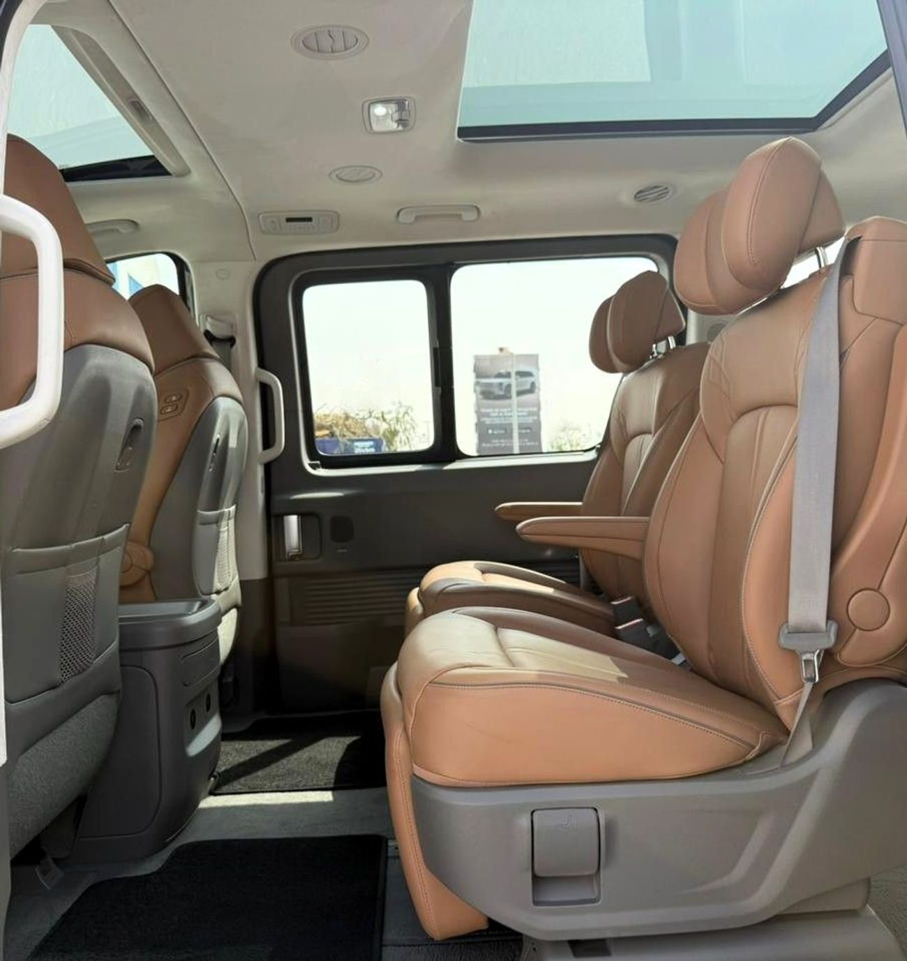 Hyundai Staria Luxury 3.5L HYUNDAI STARIA LUXURY | GCC SPECS | YEAR: 2024 | KMS: 35,800 | 5-YEARS WARRANTY | 5-YEAR