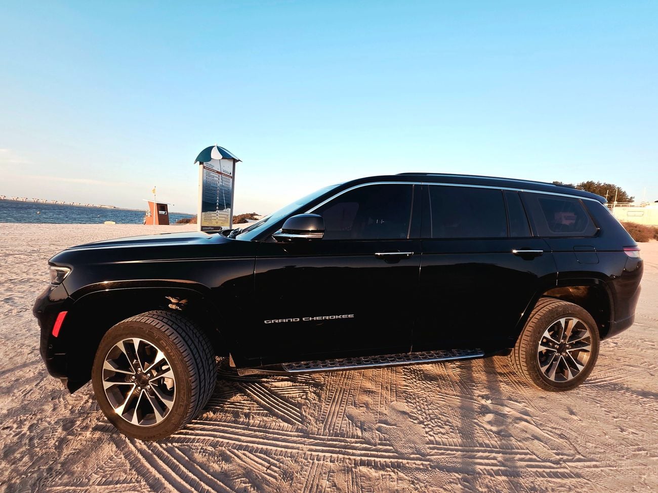 Jeep Grand Cherokee Overland 7 seater | Luxury SUV | No Accidents | Agency maintained | Full option