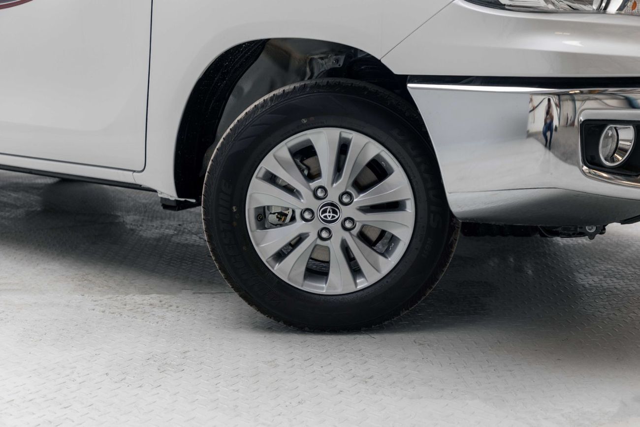 تويوتا هيلوكس HI 2.7L - Platinum White Pearl Inside Maroon | Export Only