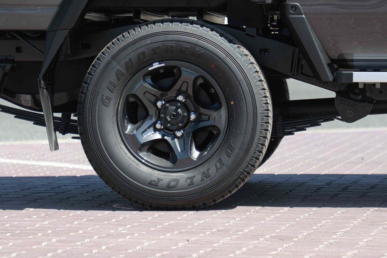 تويوتا لاند كروزر بيك آب 2025 TOYOTA LC79 LAND CRUISER PICK UP DOUBLE CAB 2.8 - GREY METTALIC inside BEIGE | Export Only