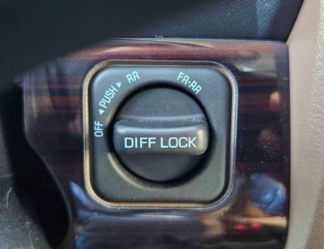 Toyota Land Cruiser Pick Up LC79 / SINGLE CABIN / 2.8L V4 DIESEL / DVD / REAR CAMERA / DIFF LOCK / FULL OPTION (CODE # SCDTMF)