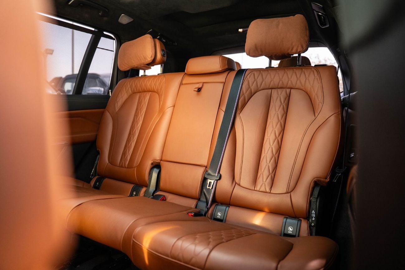 BMW X7 M60i XDRIVE (6 Seats) Agency Warranty Full Service History GCC 2024 Low Mileage 4.4L Twi
