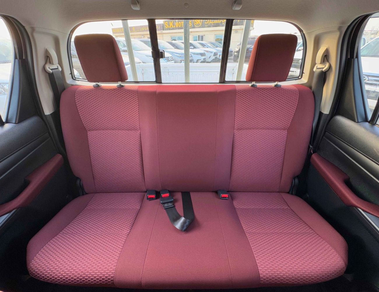 Toyota Hilux DOUBLE CABIN BASIC / 2.4L V4 DIESEL A/T / PWR WINDOW / 4WD (CODE # HD)