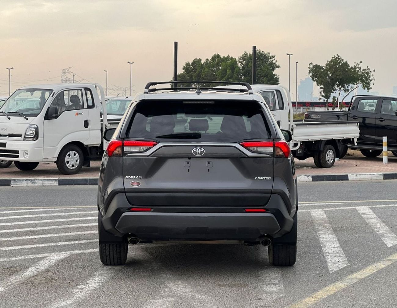 Toyota RAV4 XLE 2020 Toyota Rav4 2.5L V4 - Rear Camera & Sensor - Leather Seats