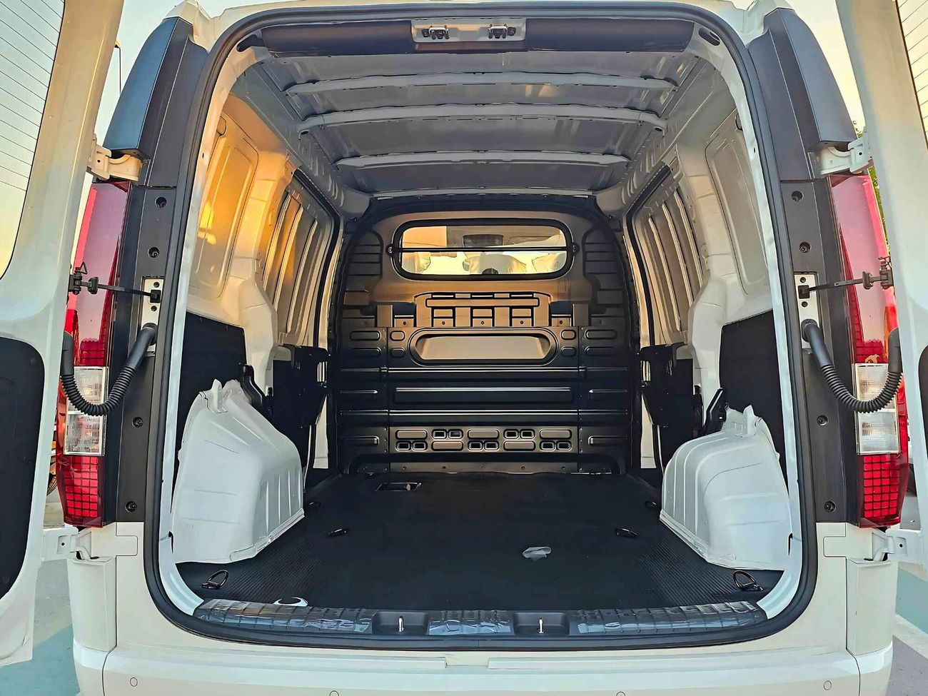 هيونداي ستاريا A/T / 3.5L V6 PETROL / CARGO BODY / 2025 MY