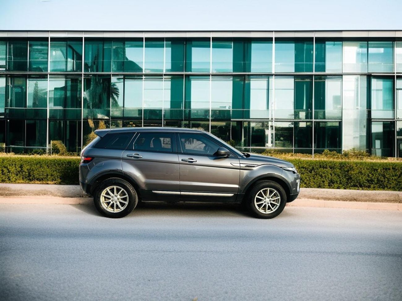 لاند روفر رانج روفر إيفوك SE 2.0L SUV (5 Door) | 2016 | GCC SPECS | AED 1,220 PER MONTH