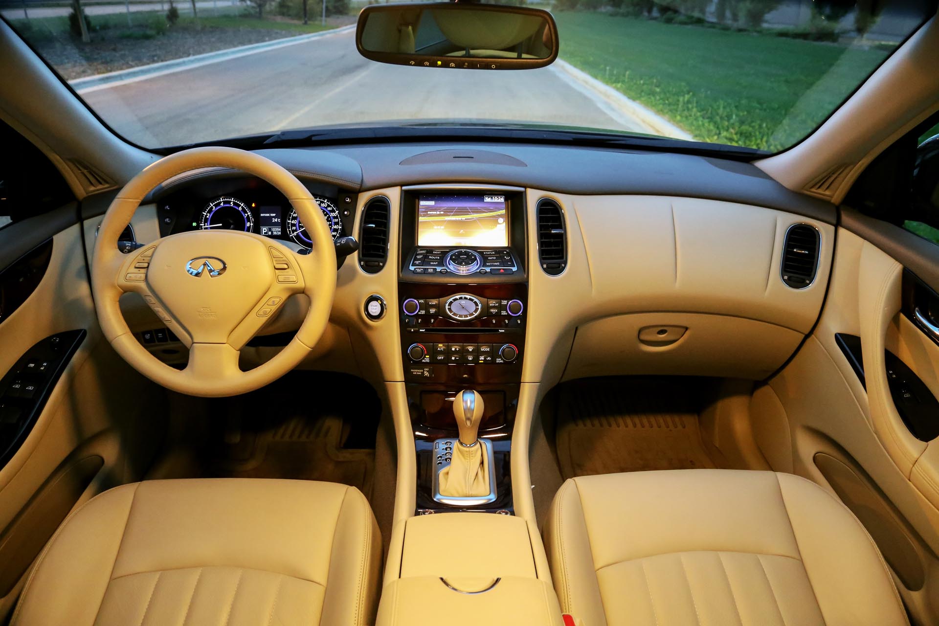 Infiniti EX37 interior - Cockpit