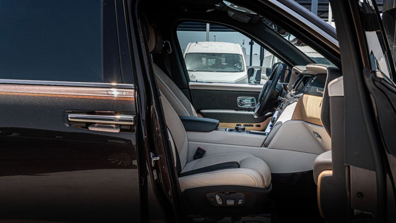 Rolls Royce Cullinan STD 2023 GCC 4 SEATS VIP DEALER WARRANTY AND SERVICES