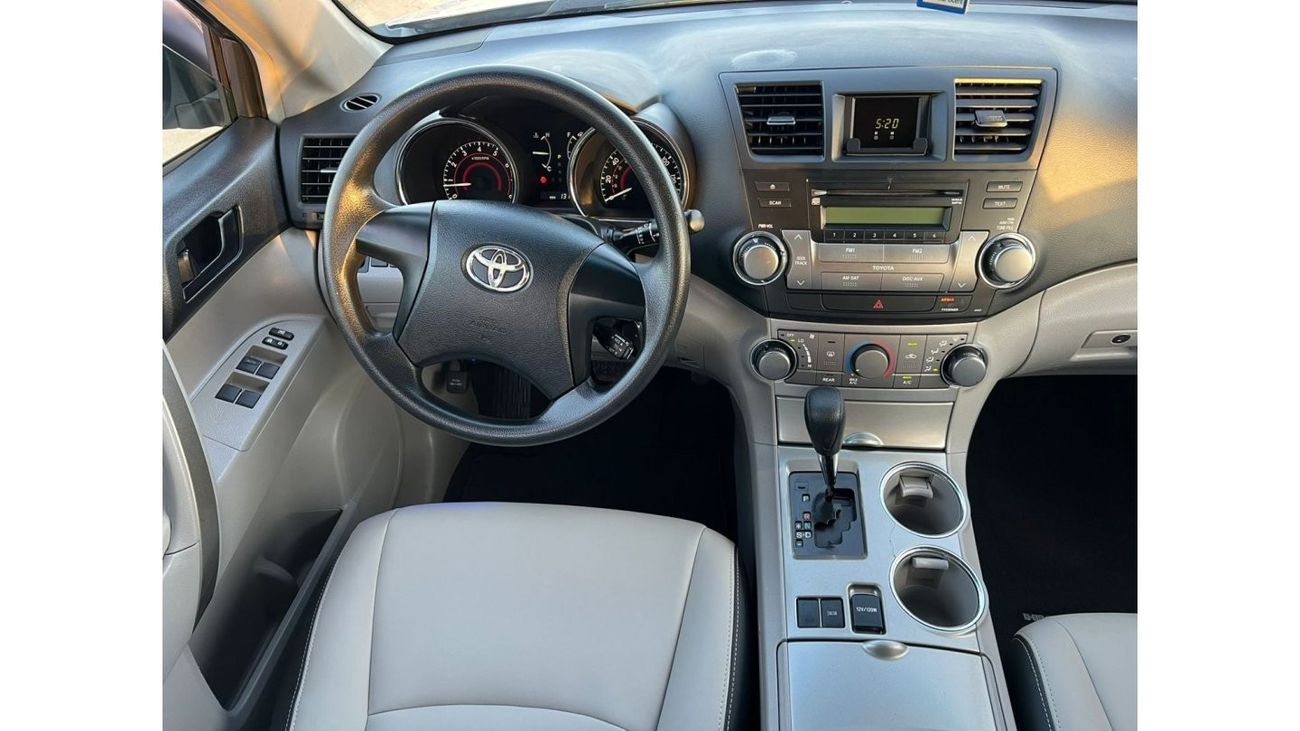 Toyota Highlander 2012 TOYOTA HIGHLANDER 4 CYLINDER - 2.7L I-4 DOHC, VVT, 187HP  7 SEATER LEATHER SEATS