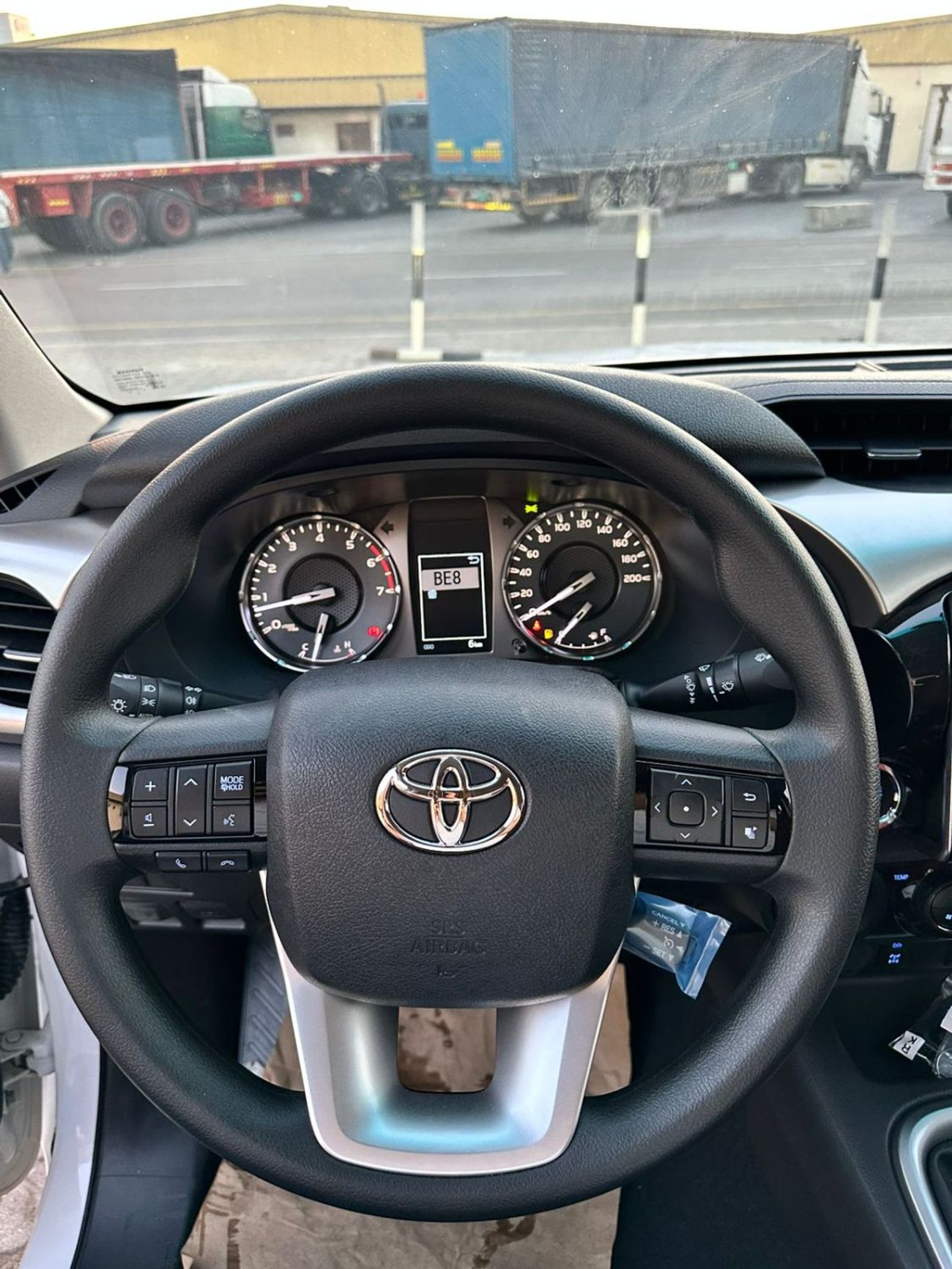 تويوتا هيلوكس SR5 2.7L Petrol Manual Transmutation Double Cap 4x4