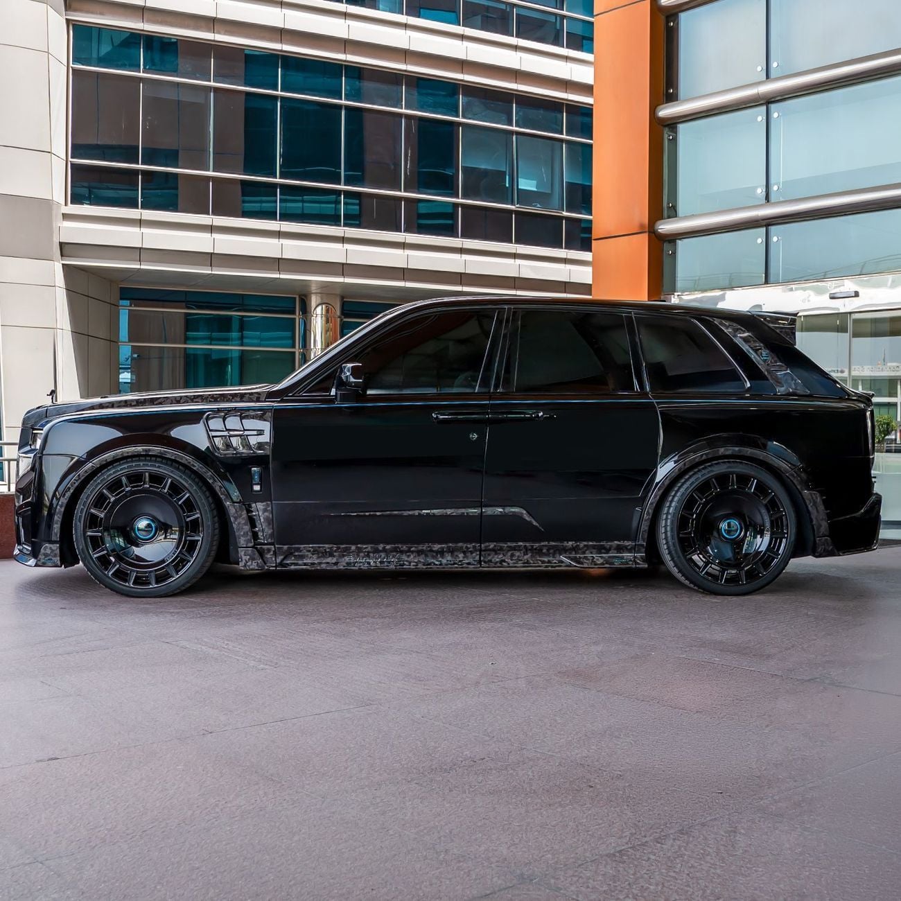 رولز رويس كولينان  2025  ROLLS ROYCE CULLINAN MANSORY  DONE ONLY 15,000KM