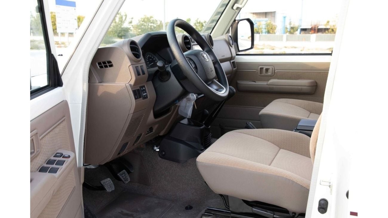 تويوتا لاند كروزر تويوتا LC 76 4.5 TD E MT 2024 - ابيض من الداخل بلوط