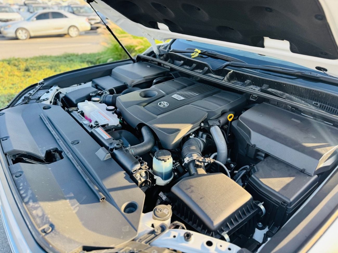 تويوتا لاند كروزر Zx top of the range white with black interior