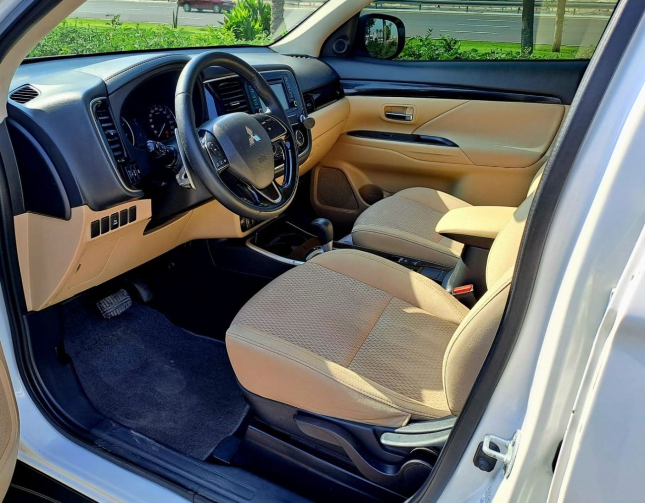 ميتسوبيشي آوتلاندر GLX Basic 2.4L (7 Seater) 960-Monthly l GCC l Cruise, Camera, 4x4 l Accident Free