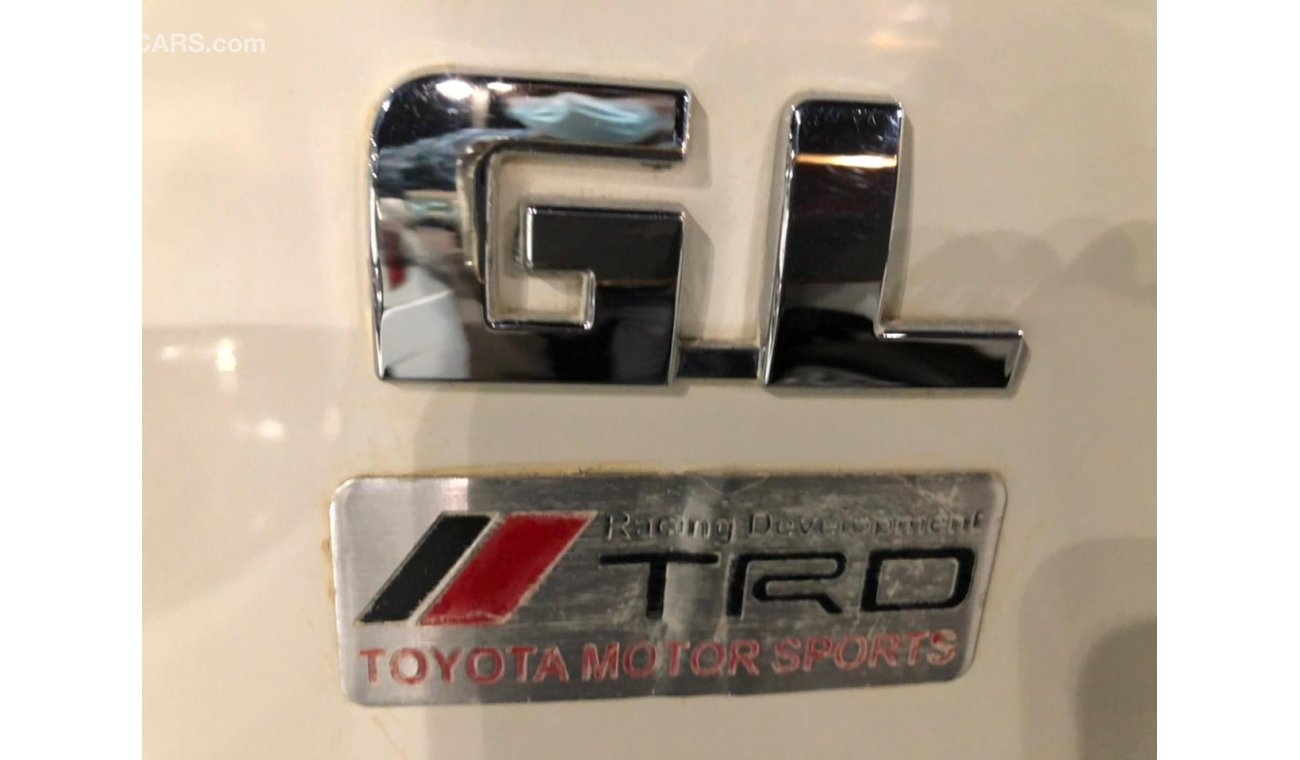 تويوتا هاياس Toyota Hiace Highroof bus 15 seater Diesel,Model:2015. Excellent condition