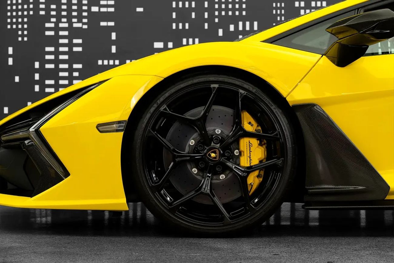 لامبورغيني ريفويلتو 6.5L V12 Hybrid