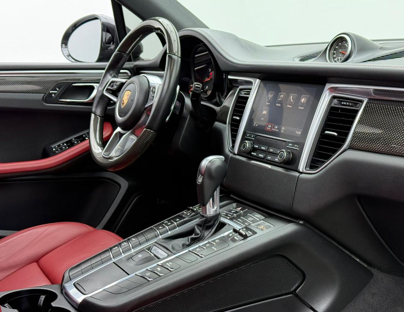 Porsche Macan Std 2.0L (252 HP) 2018 Porsche Macan, Warranty, Full Service History, Excellent Condition, GCC