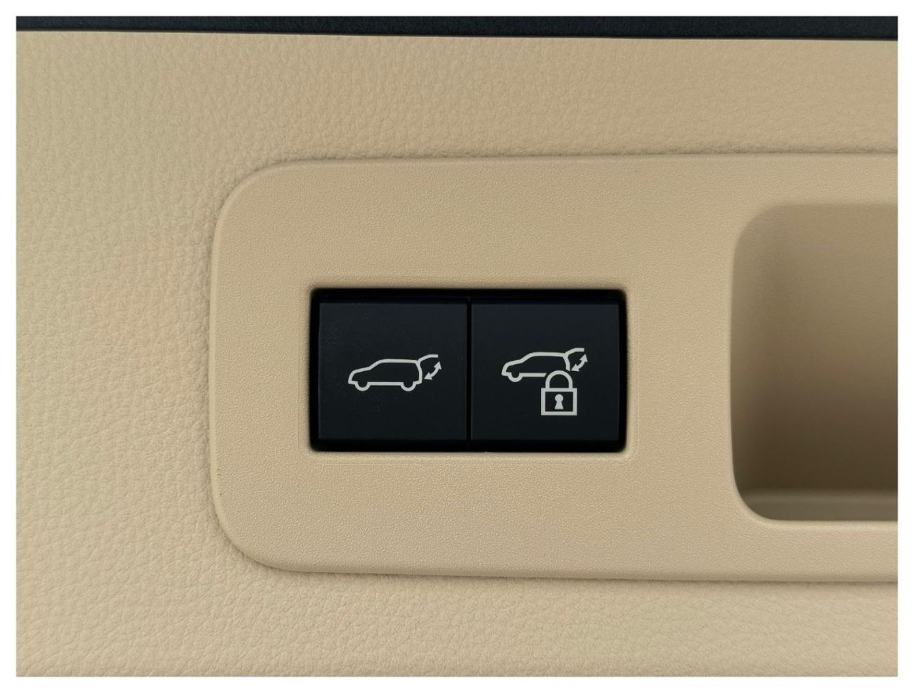 Toyota Land Cruiser GXR 4.0L FULL OPTION WITH SUNROOF AND COOLING BOX