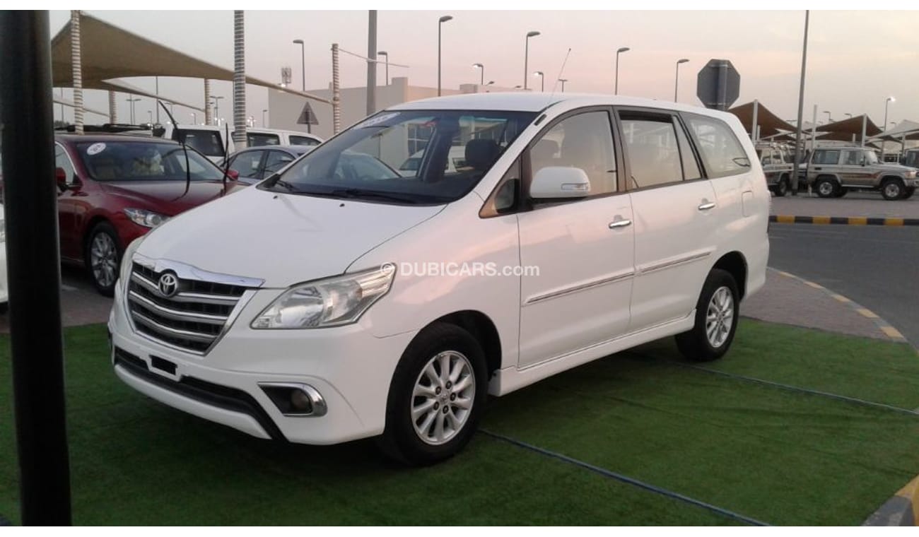 تويوتا إينوفا ابيض خليجى 2015 فتحة سقف رقم 1فل ابشن كامل بحالة جيدة