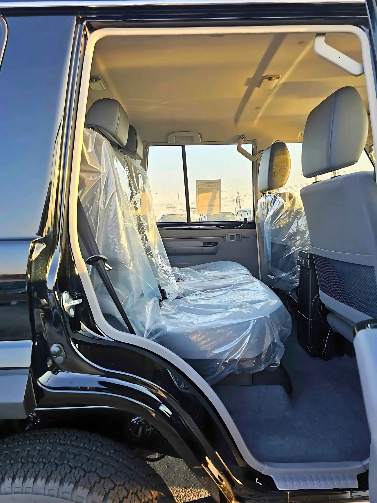 Toyota Land Cruiser 70 STD-HIGH OPTION, 4.0L PETROL V6, M/T, WOOD,STEERING / WINCH SNORKEL (CODE # 68079)