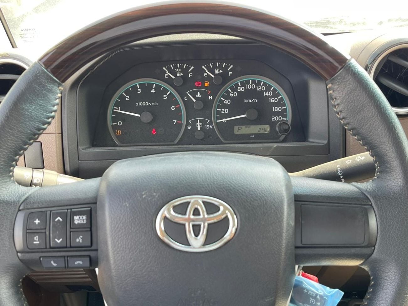 Toyota Land Cruiser Pick Up Toyota LAND CRUISER SC AT PETROL 4.0L WIN-DIFF-COOLBOX