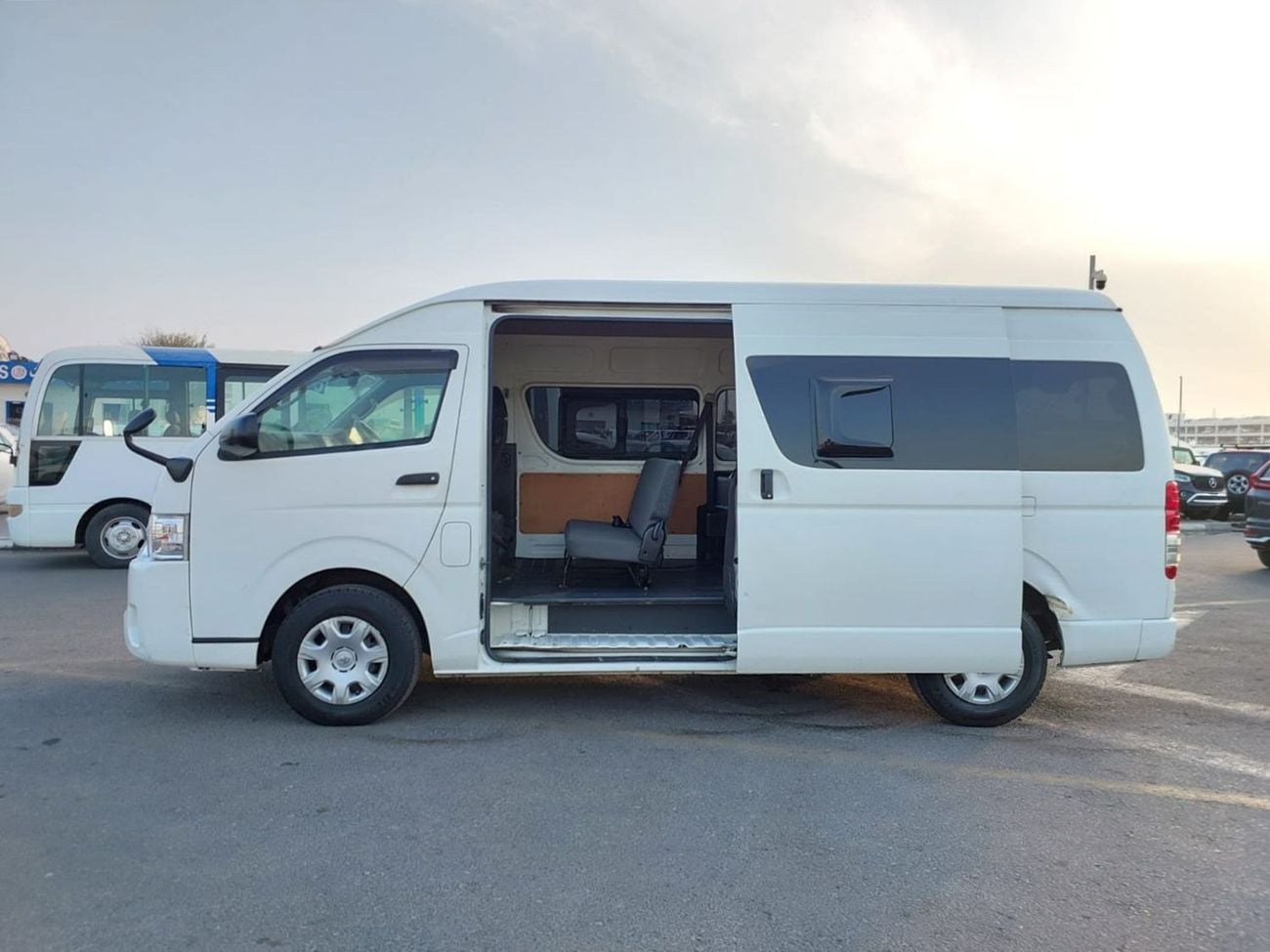 Toyota Hiace TOYOTA HIACE VAN RHD 2015 MODEL 3.0 L DIESEL AUTOMATIC(PM015396)