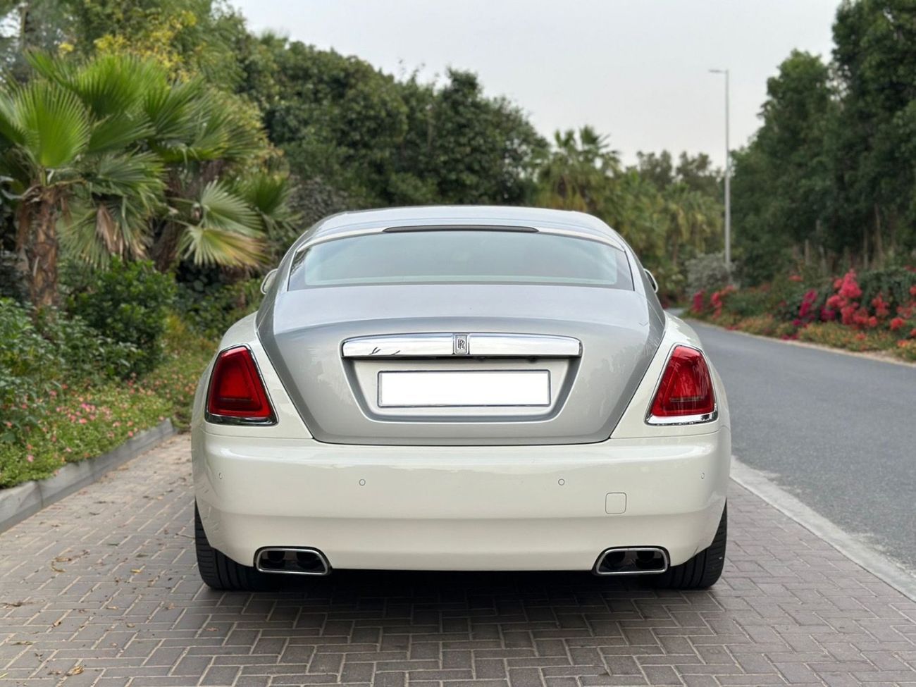 رولز رويس واريث 2015 Rolls Royce Wraith | GCC Specs | 6.6L V12 | 624 HP | 66k KM | WHITE/RED | Starlight Headliner |