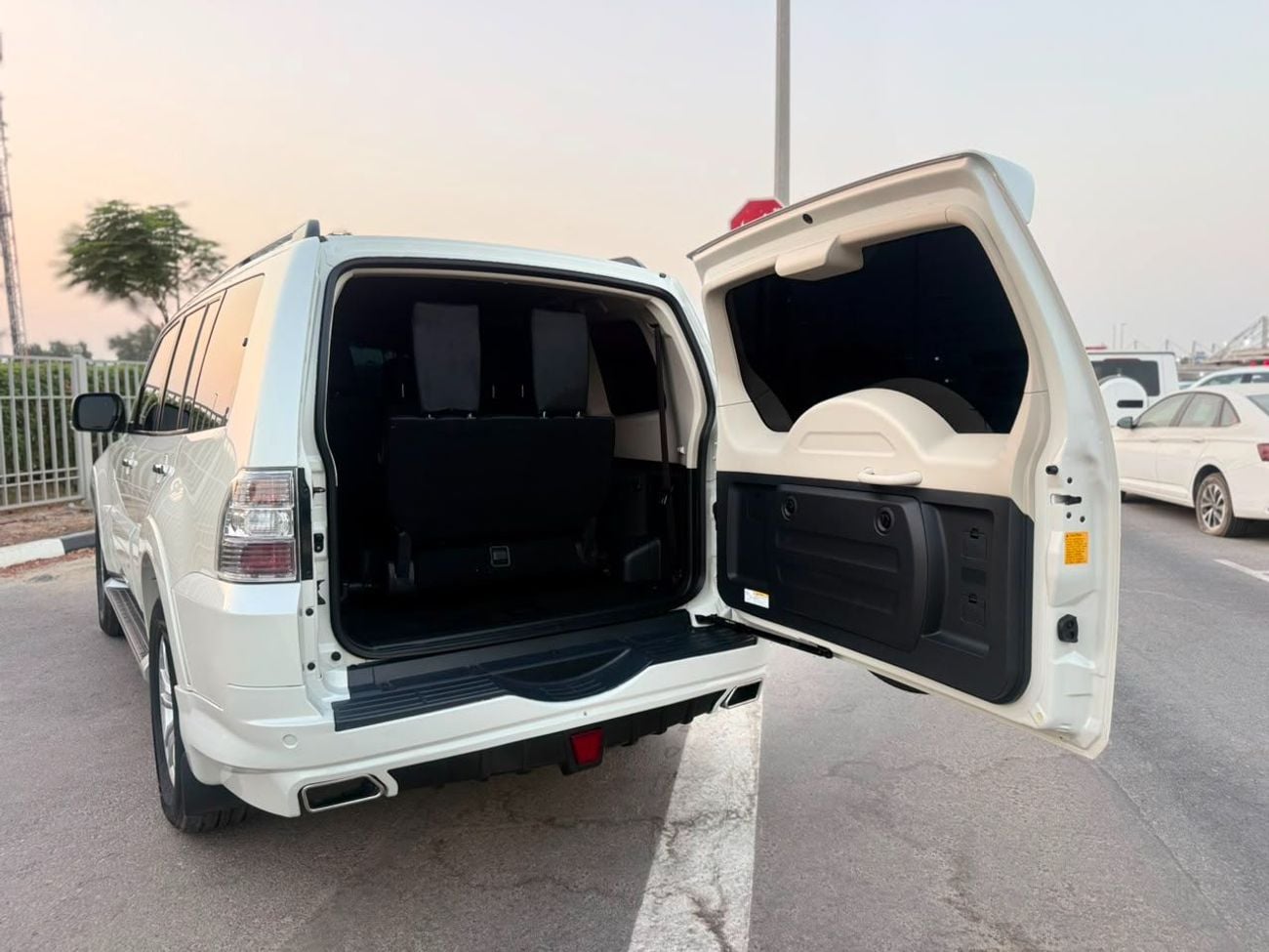 Mitsubishi Pajero 2018 | 3.2L DIESEL | AT | RHD | STEERING CONTROL SWITCHES | TRACTION CONTROL | CRUISE CONTROL